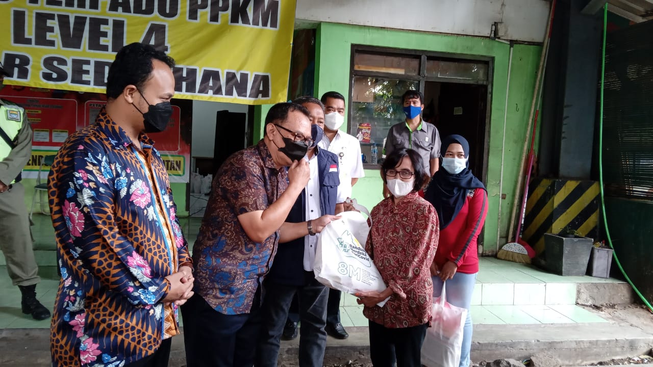 Simbolis Pembagian Makser Dan h
Handsanitazier Oleh Wakil Wali Kota Bandung