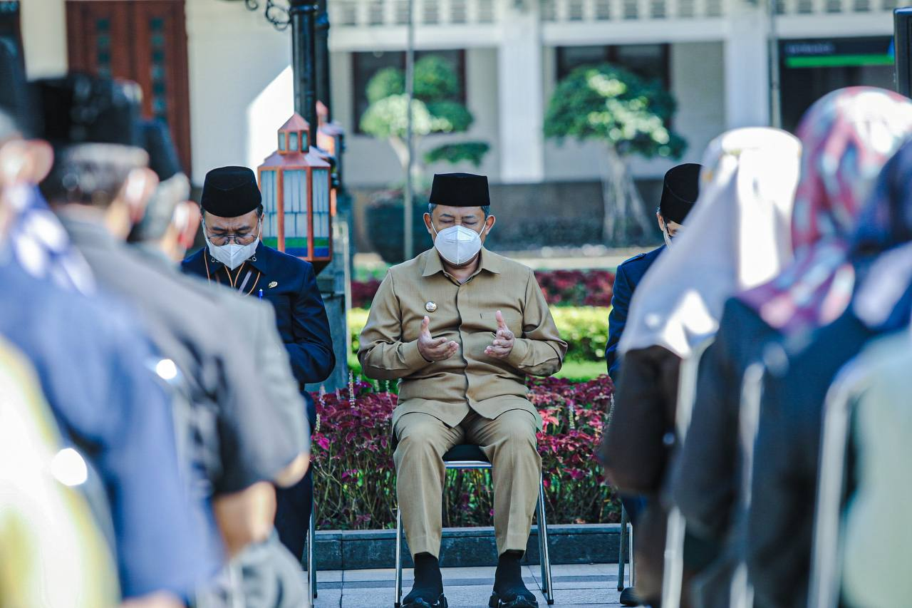 Wali Kota Bandung, Yana Mulyana melantik sebanyak 131 pejabat Pemerintah Kota Bandung di Balai Kota Bandung, Jumat 14 Oktober 2022. Para pejabat tersebut menduduki Jabatan Pimpinan Tinggi, Jabatan Administrasi, dan Jabatan Fungsional di lingkungan Pemkot Bandung.