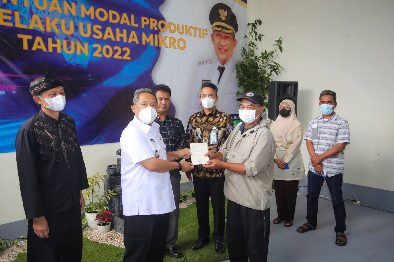 Pemerintah Kota (Pemkot) Bandung mulai menyalurkan bantuan produktif bagi pelaku usaha mikro tahap 1 tahun 2022, Kamis 13 Oktober 2022.