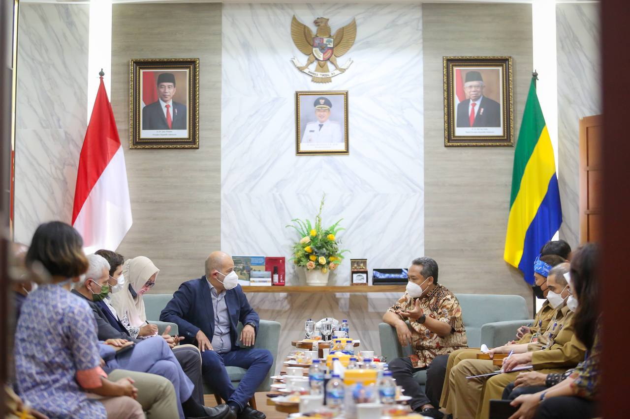 Untuk menjaga ketahanan pangan di masa resesi mendatang, Pemerintah Kota (Pemkot) Bandung mewacanakan kolaborasi bersama Pemkot Roma. Diskusi tersebut dibahas bersama International Urban and Regional Cooperation (IURC) dan Asosiasi Pemerintah Kota Seluruh Indonesia (Apeksi) yang menjembatani pertemuan ini, Selasa, 25 Oktober 2022.