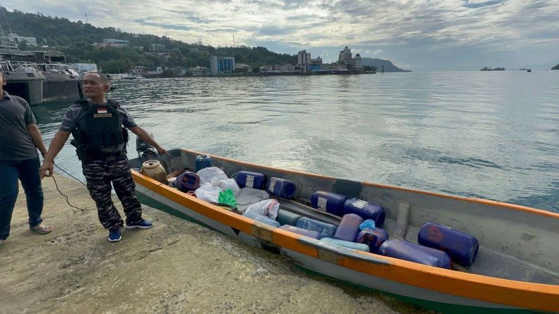 Satuan Kapal Patroli Lantamal X Jayapura saat melakukan pemeriksaan terhadap long boat yang diduga melakukan aktivitas penyelundupan di perairan perbatasan RI-PNG.