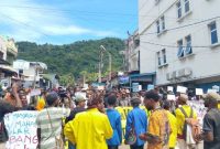 Mahasiswa Papua melakukan aksi demonstrasi di lingkaran Abepura, Kota Jayapura, untuk menyuarakan penolakan terhadap tambang nikel di Raja Ampat.