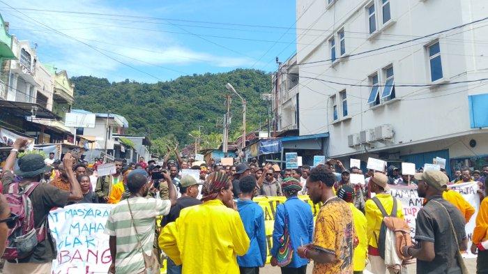 Mahasiswa Papua melakukan aksi demonstrasi di lingkaran Abepura, Kota Jayapura, untuk menyuarakan penolakan terhadap tambang nikel di Raja Ampat.