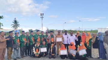 Plt. Asisten I Setda Biak Numfor, Fransisco Olla, didampingi Kepala Kemenag Biak Numfor dan Ketua LPTQ, menyambut hangat kafilah STQ XXVIII di Base Ops Lanud Manuhua Biak usai mengikuti lomba tingkat provinsi di Jayapura, Senin (16/6/2025).