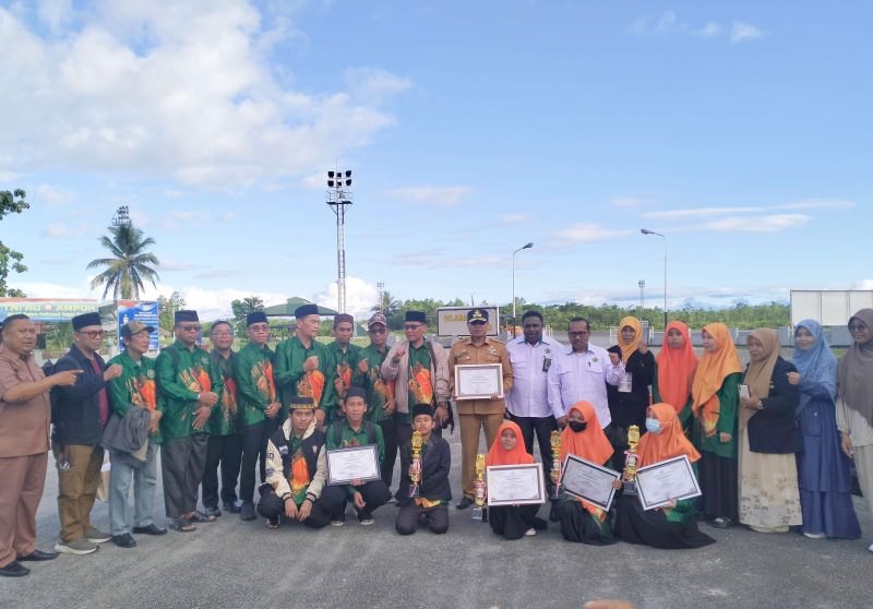 Plt. Asisten I Setda Biak Numfor, Fransisco Olla, didampingi Kepala Kemenag Biak Numfor dan Ketua LPTQ, menyambut hangat kafilah STQ XXVIII di Base Ops Lanud Manuhua Biak usai mengikuti lomba tingkat provinsi di Jayapura, Senin (16/6/2025).