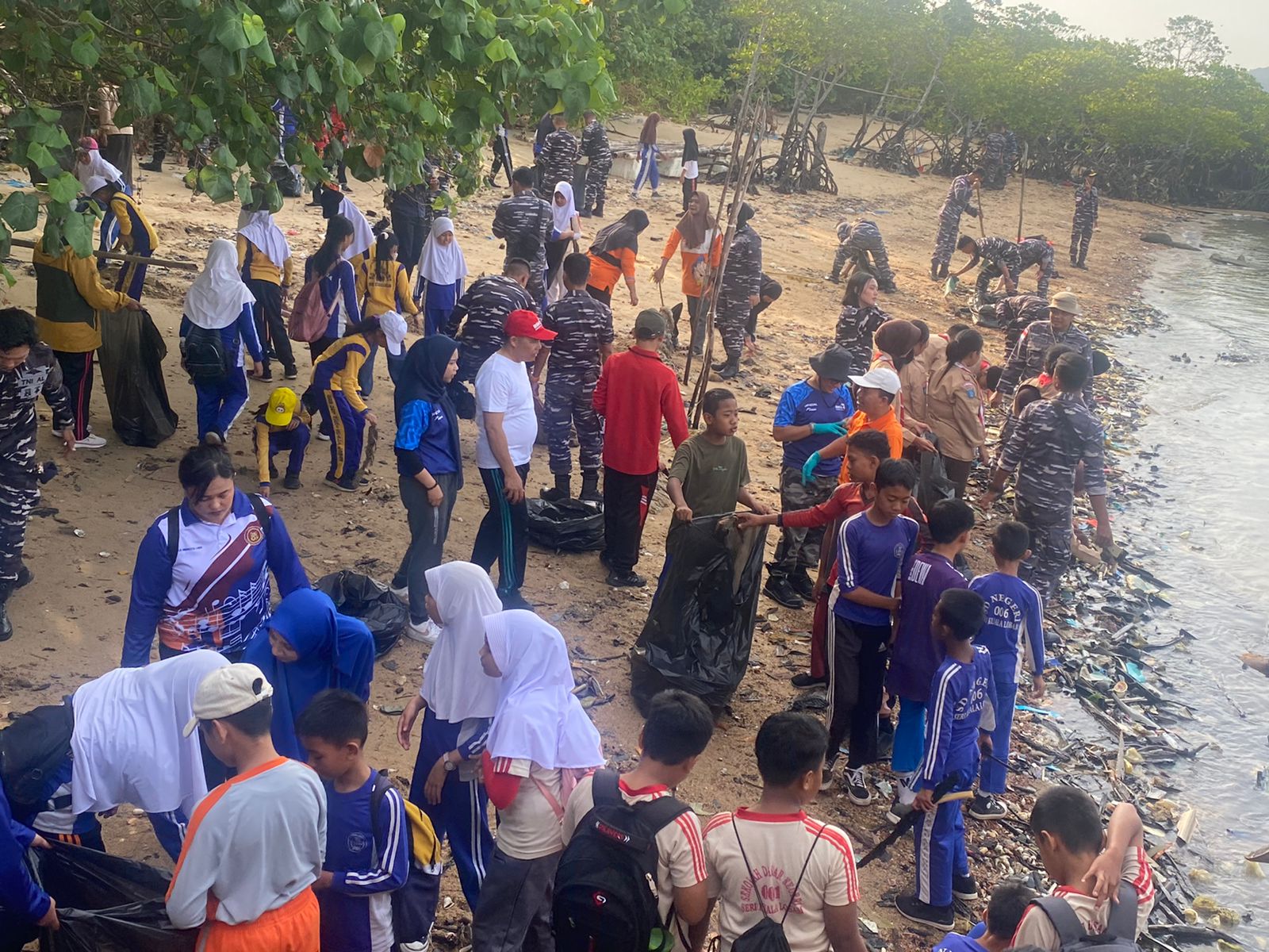 Bersihkan Pantai dan Jaga Pariwisata, Lanal Bintan Beraksi Untuk Negeri
