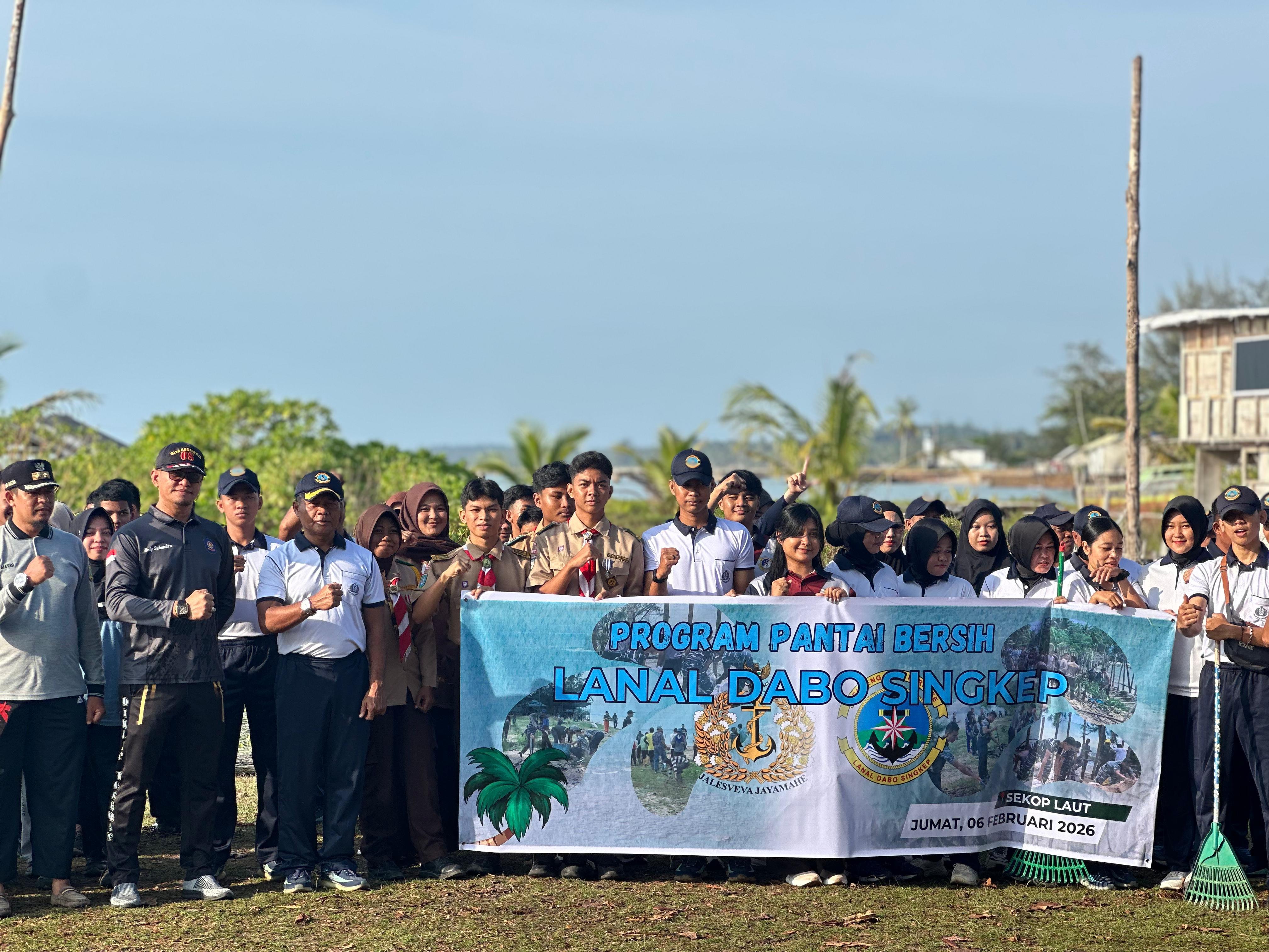 Lanal Dabo Singkep Gelar Aksi Bersih Pantai Dalam Program “Pantai Bersih” di Pantai Sekop