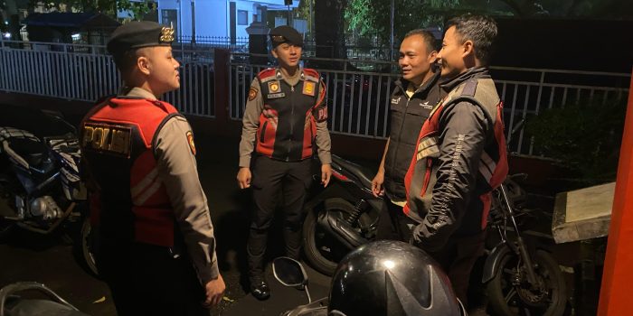 Humanis, Tiga Personel Samapta Polres Ciamis Patroli dan Beri Imbauan Kamtibmas di Plasa Telkom