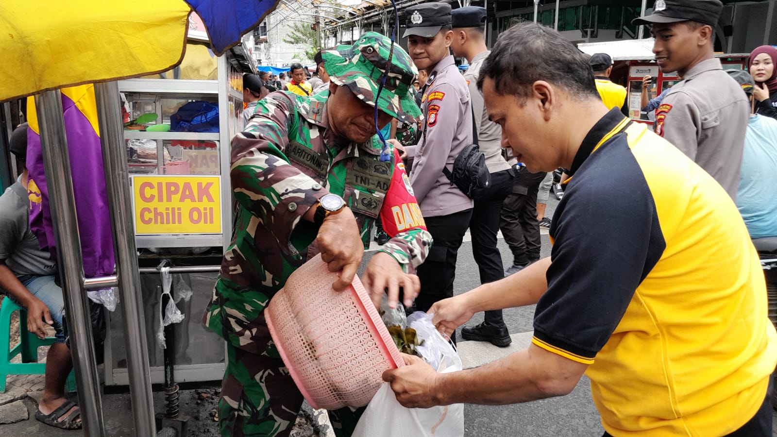 Gerakan Indonesia ASRI, TNI-Polri dan Pemkot Bersama Warga Bersihkan Pasar Pedok Kelurahan Menteng Dalam Kecamatan Tebet Jakarta Selatan