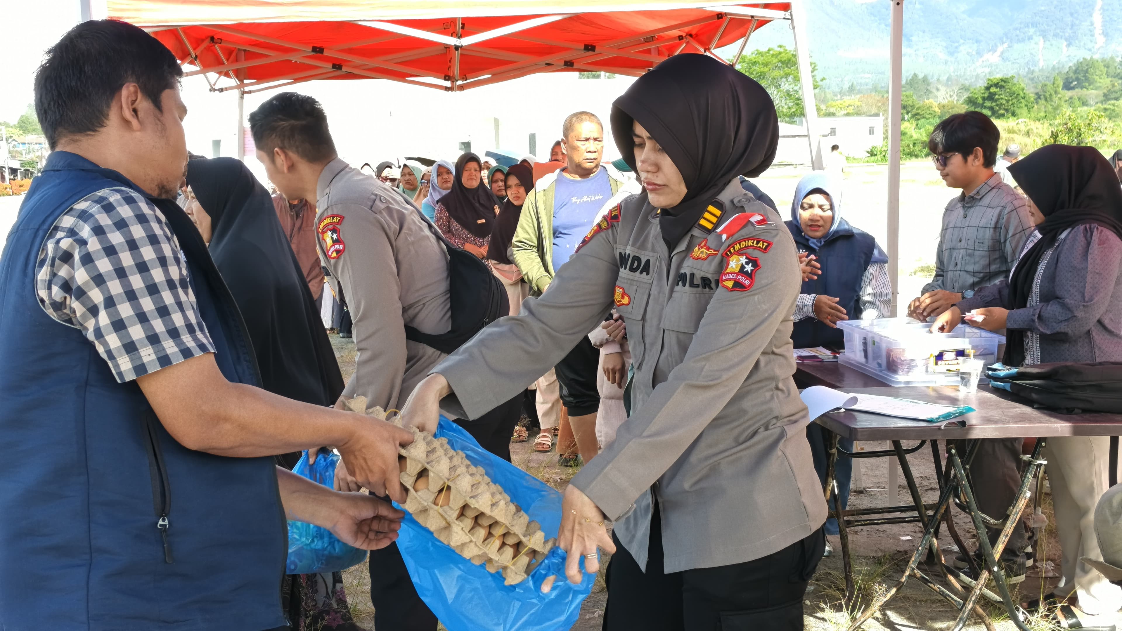 Mahasiswa STIK-PTIK angkatan 83 ikut serta dalam Giat Pasar Murah Sambut Ramadhan di Lapangan Masjid Babussalam Redelong