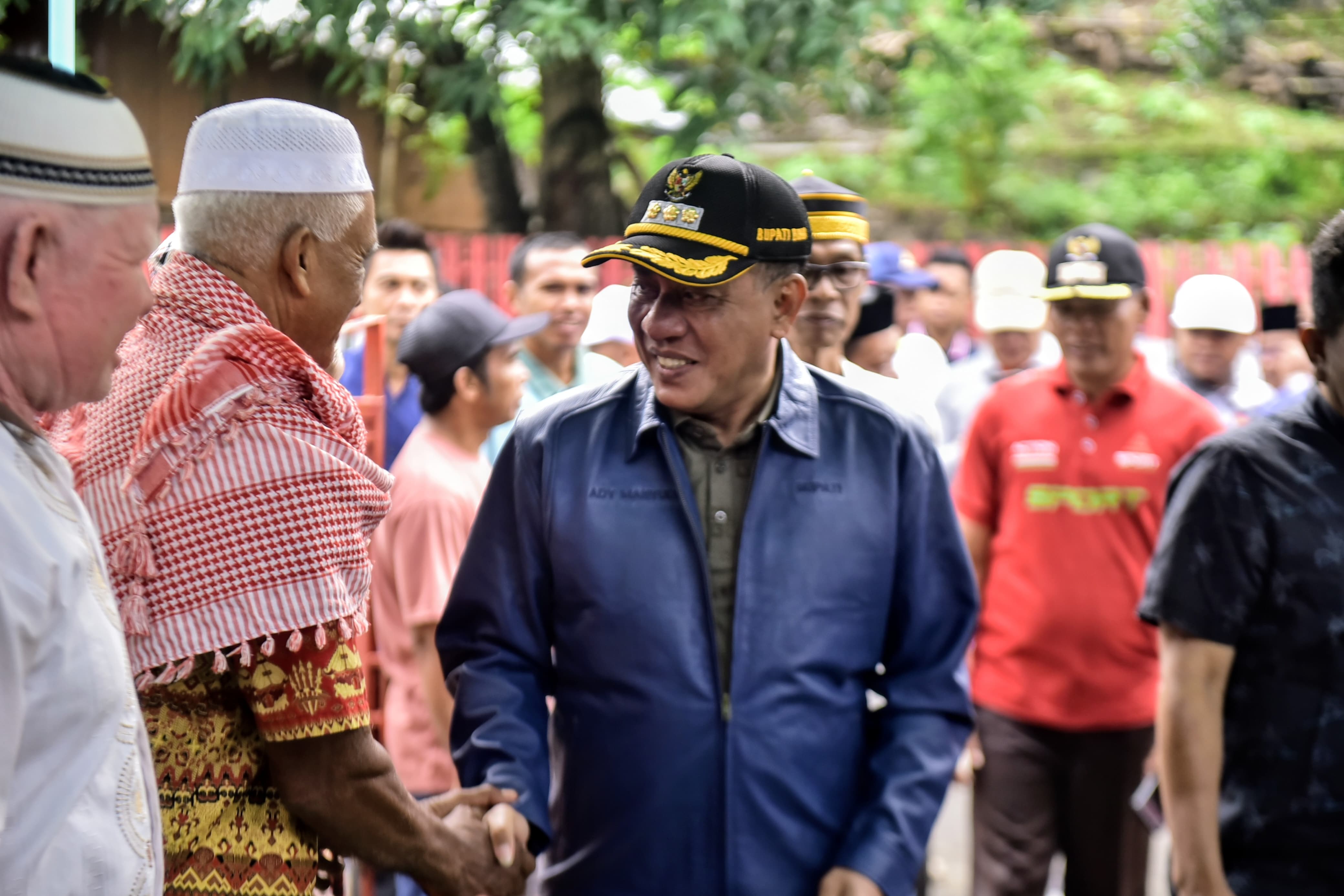 Kunjungi Ambalawi, Bupati dan Wabup Serahkan Pipa Air Bersih