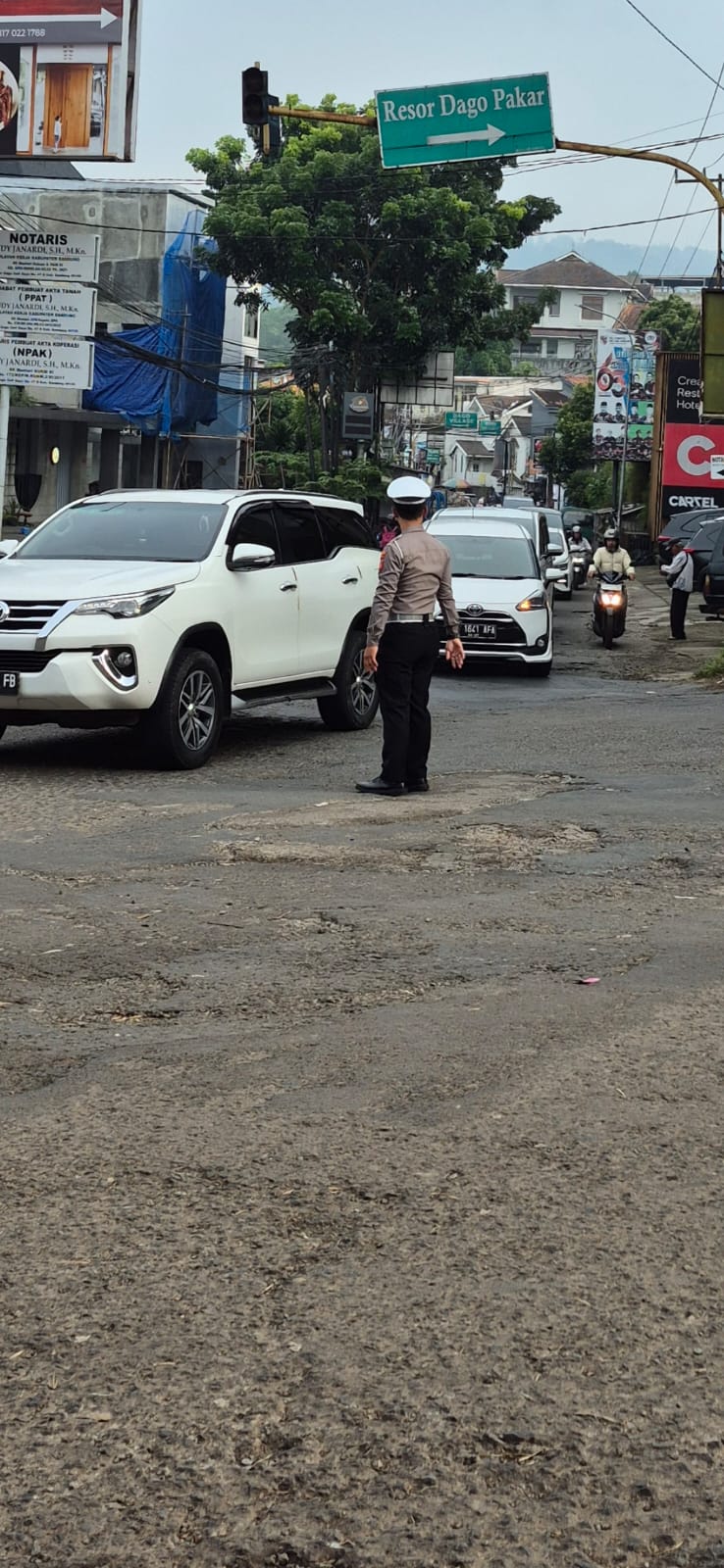 Layani Masyarakat Setiap Hari : Polantas Polsek Cimenyan Polresta Bandung Rutin Gelar Gatur Lalu Lintas Pagi