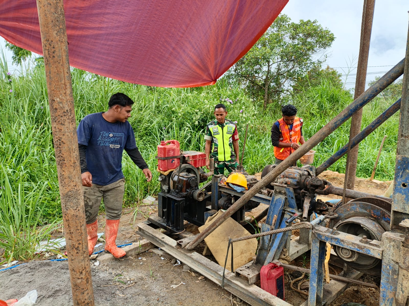 Babinsa Monitoring Pengeboran Sumur Untuk Masyarakat Yang Tinggal Di Huntara