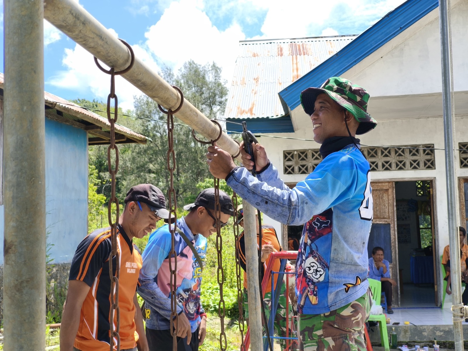 Percantik Suasana Sekolah, Satgas Pamtas Yonarhanud 2 Kostrad Perbaiki Sarana Bermain Paud Saenam
