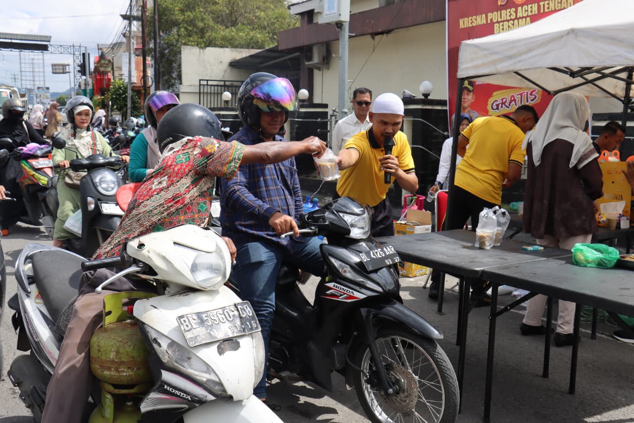 Polres Aceh Tengah Kembali Gelar “Jum’at Berbagi”, Bagikan Makanan dan Bubur Kacang Hijau untuk Warga