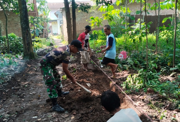 Kegiatan Kerja Bakti Pembuatan Jalan di Desa Ciwaringin