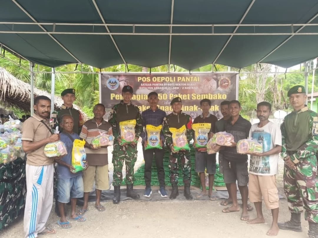 Satgas Yonarhanud 2 Kostrad Bagikan 150 Paket Sembako dan Snack untuk Warga Perbatasan