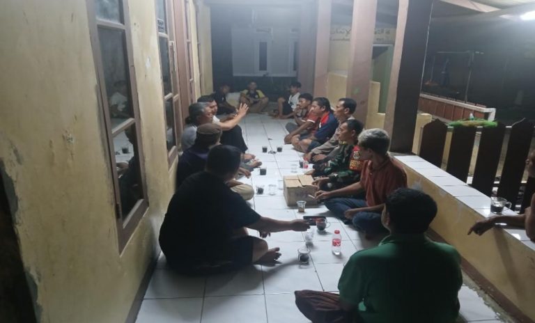 Sinergitas Duo Pembina Desa Pinayungan, Sambangi Warga Dusun Sukajaya di Malam Hari