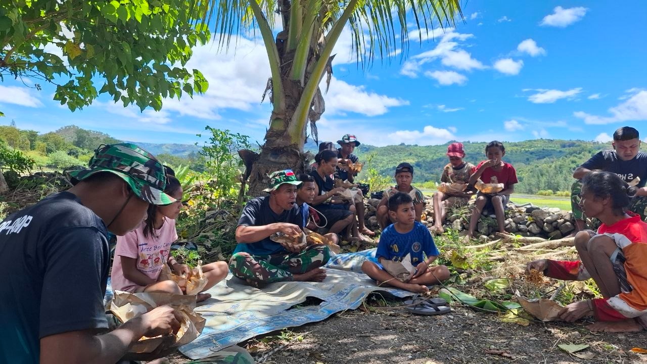 Satu Nampan Satukan Harapan, Satgas Pamtas Yonarhanud 2 Kostrad Bagikan Makanan Gratis untuk Petani Tasinifu