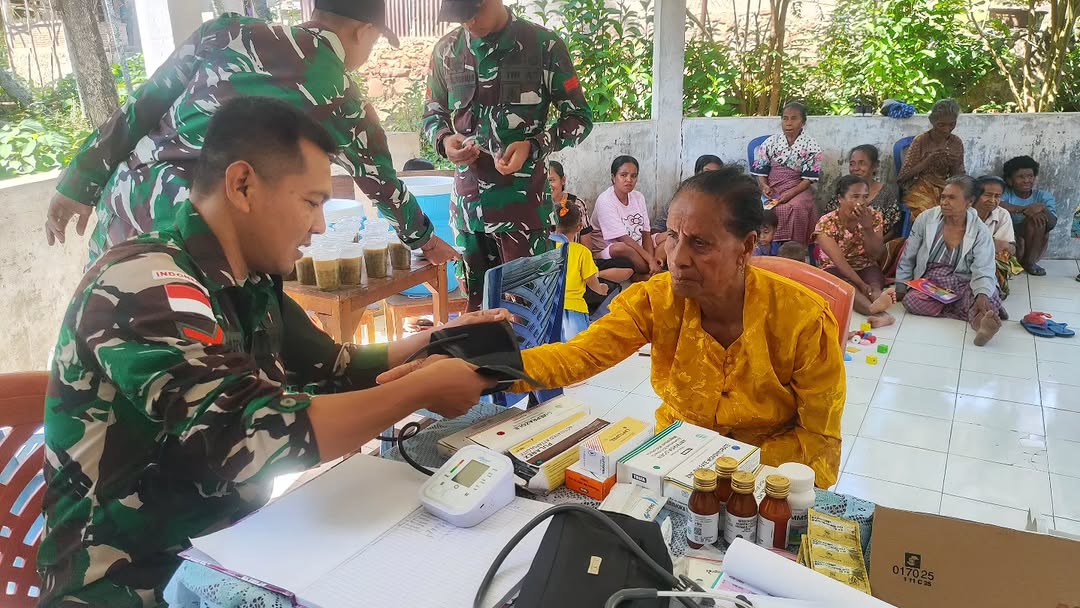 ‎Aksi Nyata Yonarmed 12 Kostrad, Berbagi Bubur Kacang Hijau dan Cek Kesehatan Warga