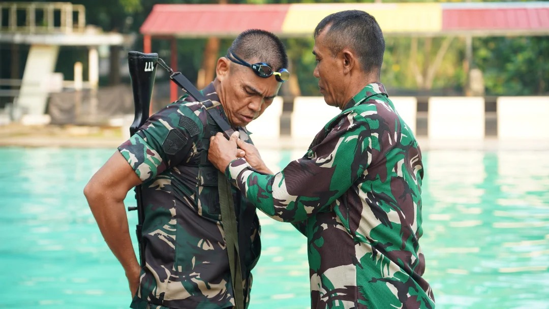 Tangguh di Air, Siap di Medan Tempur! Pangdivif 1 Kostrad Pimpin Latihan Renang Militer