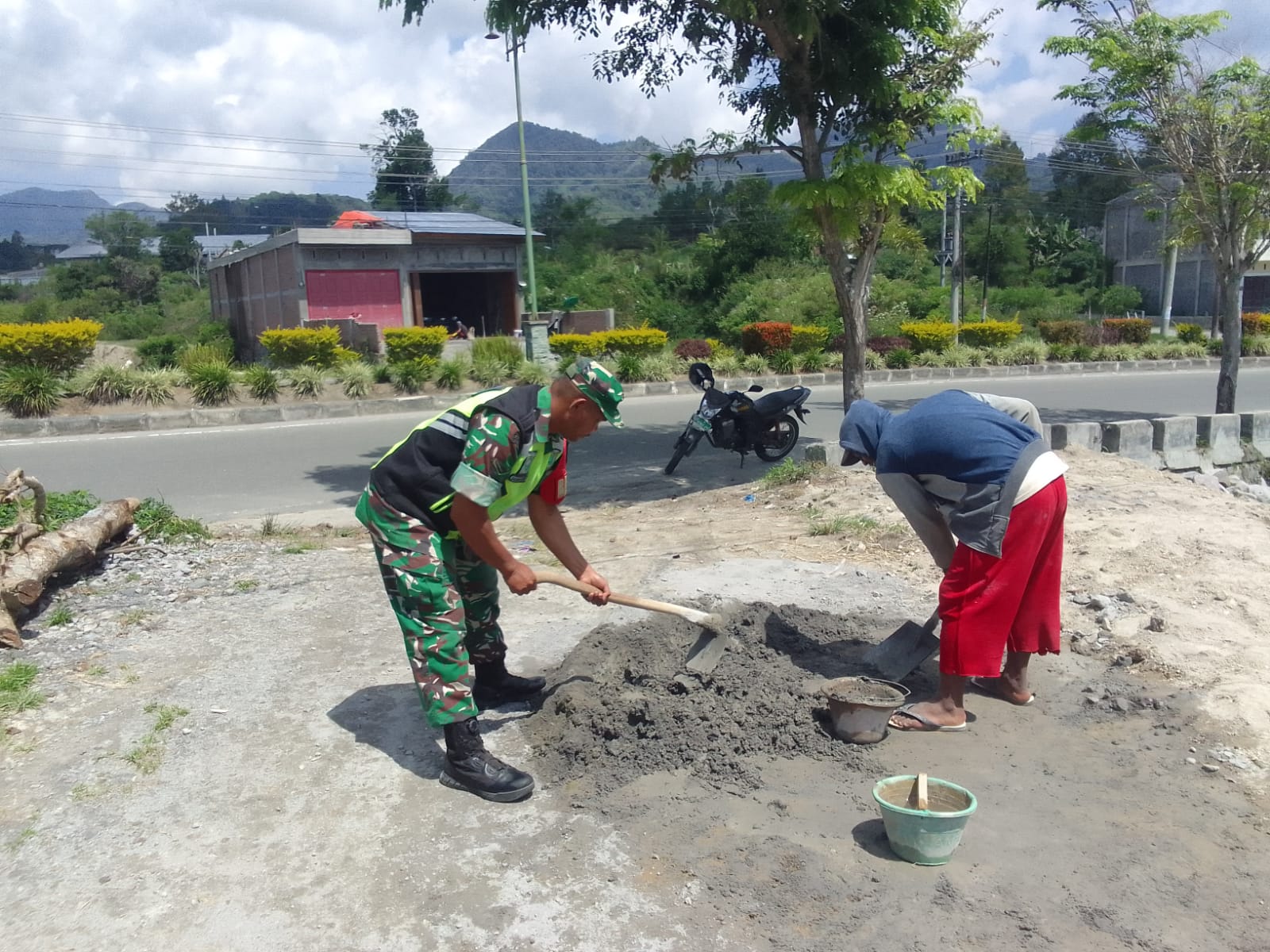 Babinsa Koramil 02/Bebesen Aktif Berperan dalam Kegiatan Gotong Royong Bersama Warga