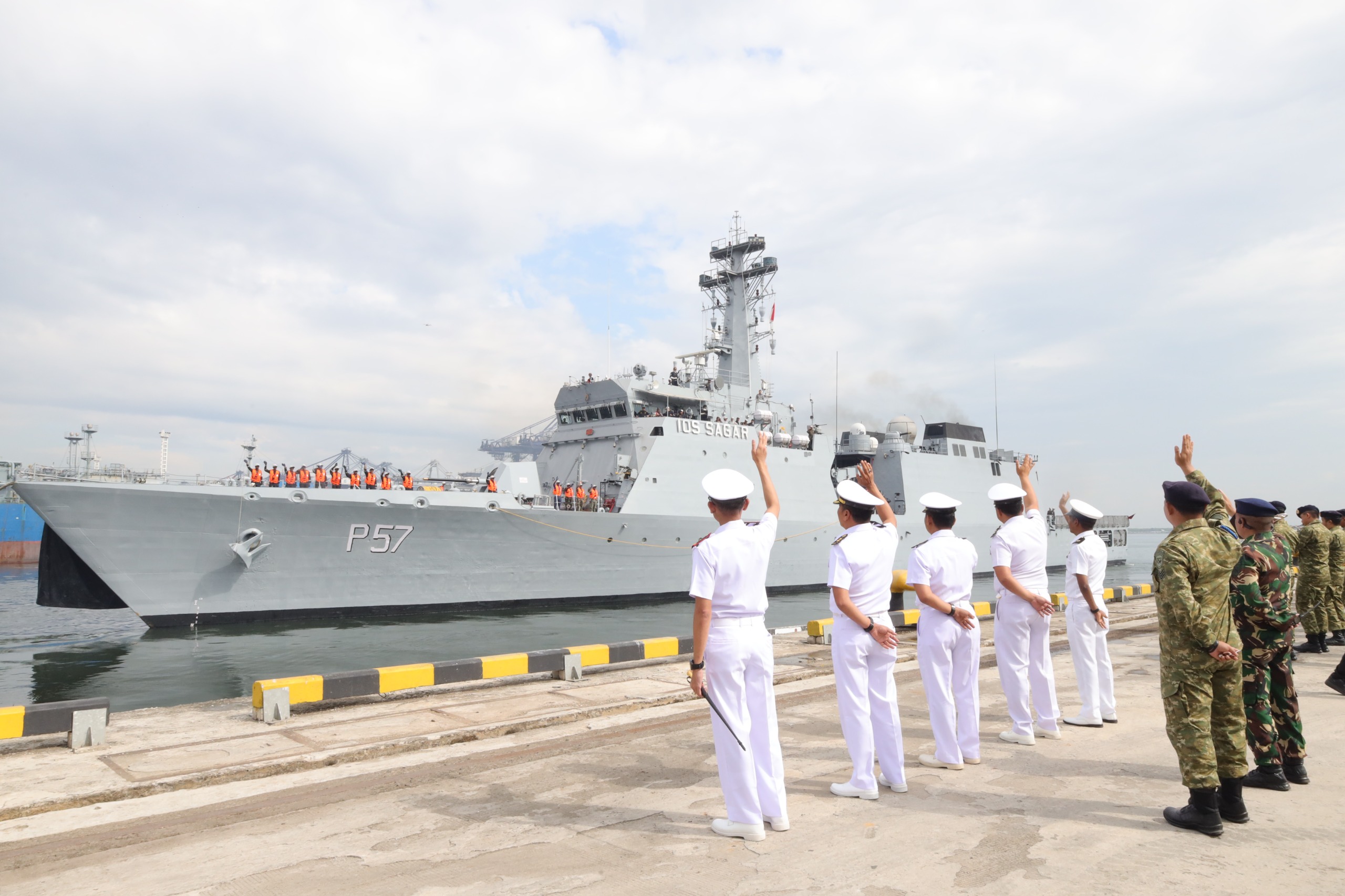 KODAERAL III MELEPAS KEBERANGKATAN KAPAL ANGKATAN LAUT INDIA INS SUNAYNA (P57)