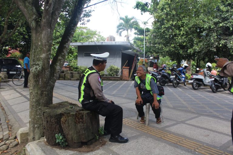 Cara Unik Satlantas Polres Trenggalek Peringati Hari Kartini, Bagikan Bunga hingga Sembako