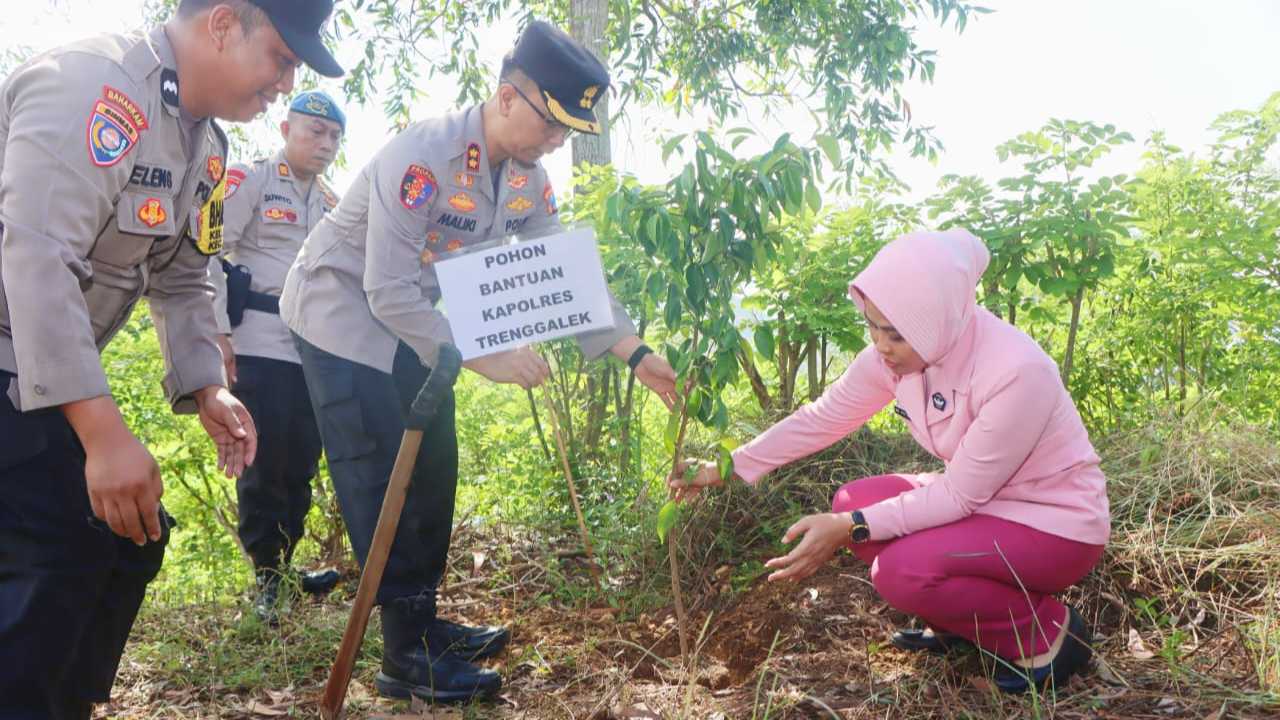 Aksi Hijau Hari Bumi, Polres Trenggalek Tanam 200 Beringin di 14 Kecamatan