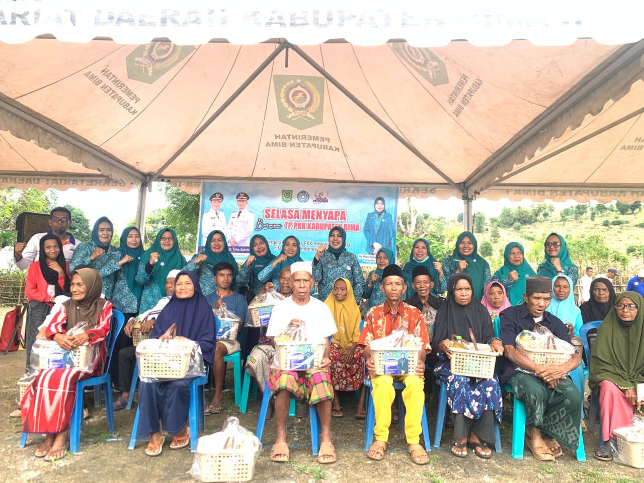 TP. PKK Kabupaten Bima, Bagikan Paket Sembako di Selasa Menyapa Lambitu