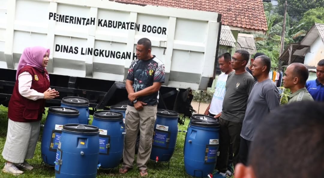 DLH Kabupaten Bogor Serahkan Bantuan Pengelolaan Sampah kepada Yonkes 1 Kostrad