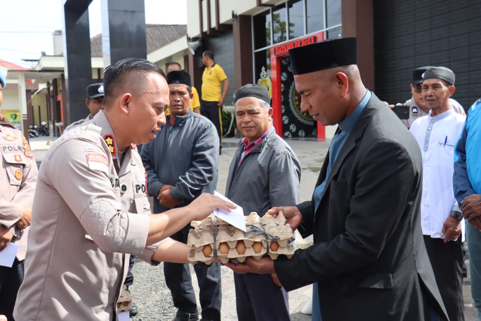 Polres Aceh Tengah Tebar Kepedulian di Jumat Berkah, Beri Tali asih bagi Warga masyarakat yg berprofesi sebagai Petugas Penggali kubur dan memandikan jenazah 