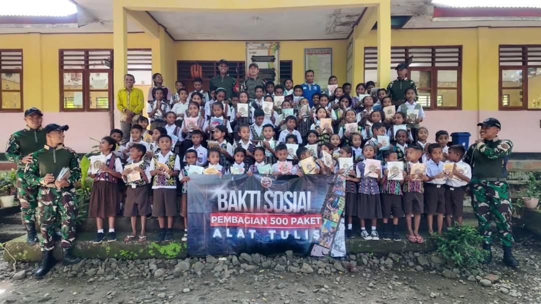 Peduli Literasi, Satgas Yonarhanud 2 Kostrad Bagikan 500 Paket Alat Tulis di Desa Wini