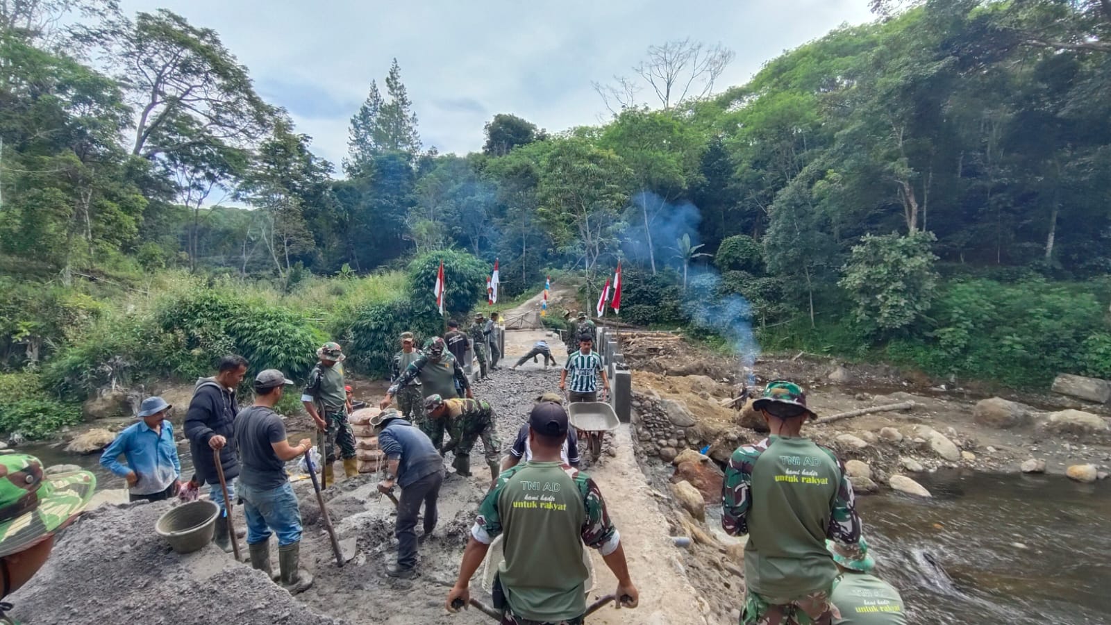 Koramil 01/Bandar Dan Warga Kebut Pembangunan Jembatan, Penghubung Dua Desa Di Kecamatan Bener Kelifah 