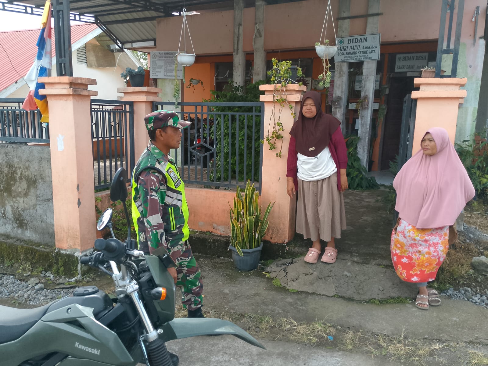 Komsos Dengan Ibu-ibu, Babinsa Jalin Silahturahmi Di Wilayah Binaan 
