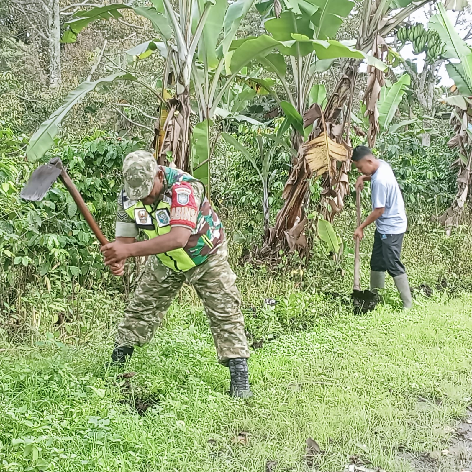 Wujudkan Kemanunggalan TNI-Rakyat Di Desa Binaan, Babinsa Ajak Masyarakat Bergotong Royong 